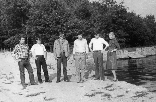 Nad zalewem w Turawie, od lewej; Czes�aw B�bel, nn, Stefan Bia�ek, Jerzy Perskawiec, Stanis�aw i Zofia Tomczak