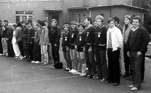 Rejowe zawody LOK w Lesznie - reprezentacja ZW LOK 
w Kaliszu, od prawej; Czes�aw B�bel, Jerzy Szymczak, Stanis�aw Tomczak, Piotr Tomczak, Henryk Kubik (kika 
z ty�u), Dariusz Olbratowski, Piotr B�bel, Ma�gorzata B�bel, Dorota Olbratowska i Stanis�aw Krawczyk