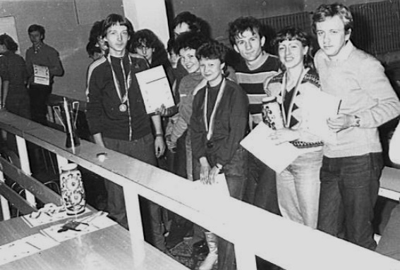 Jakie� zawody junior�w, od prawej; Piotr Tomczak, Ma�gorzata B�bel, Dariusz Olbratowski, Ewa Matusiak, Dorota Olbratowska i Jerzy Szymczak