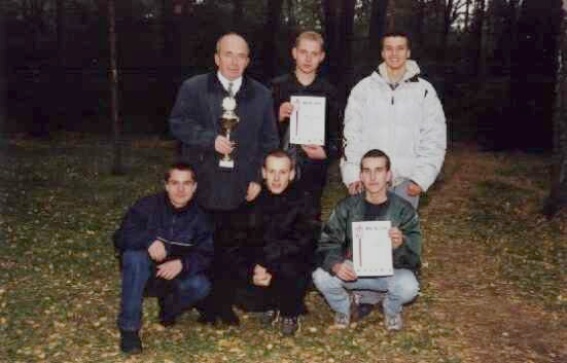 Zbigniew Cholajda (z pucharem) i strzelcy z ZSZ Nr 1 w Kaliszu