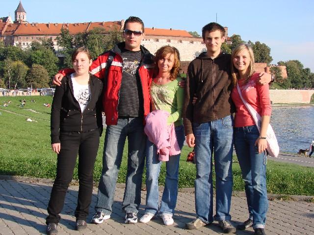 Od lewej; Aleksandra Skurtys, Ryszard Rogacki, Alicja Michalak, �ukasz Ma�laczyk i Dorota D�browska, na tle Wawelu.