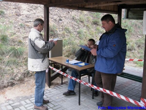 Stanis�aw Tomczak oraz Henryk Kubik i S�awomir Juraszek, s�dziowie 25 m 