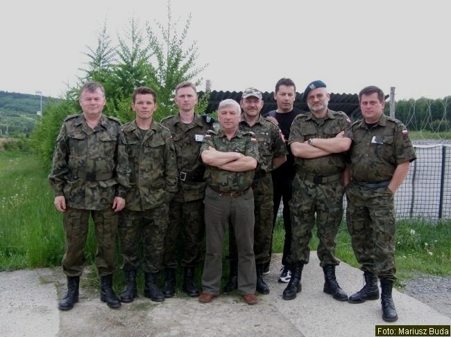 Zespo�y w komplecie, od lewej; Stanis�aw Krawczyk, 
Dariusz Ignaszak, Mariusz Buda, Kazimierz Pawliczak, Dariusz Helman, Ryszard Rogacki, Artur Adamkiewicz 
i Krzysztof Tu�acz