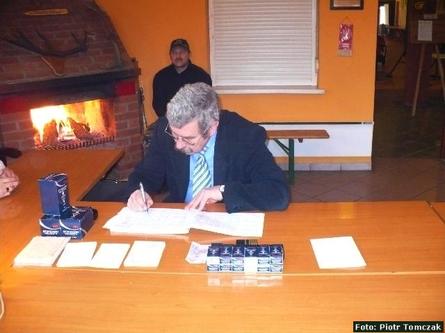 Krzysztof Grzesiak i przy kominku Dariusz Helman