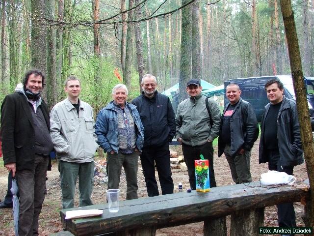 Od lewej; Mariusz Pluci�ski, Mariusz Buda, Kazimierz Pawliczak, Artur Adamkiewicz, Andrzej Dziadek, Wojciech Kowalski i Krzysztof Tu�acz