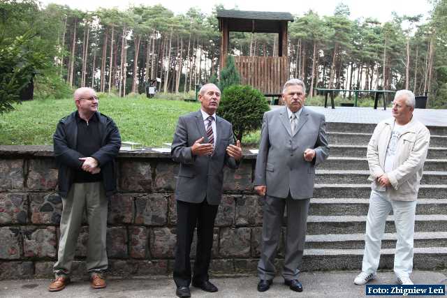 Od lewej; W�odziemierz Fr�tczak - Dyrektor Generalny ROLMEX, Tomasz Kwinta - S�dzia G��wny Zawod�w, Andrzej Wito�ski - Prezes KSS LOK BURSZTYN w Kaliszu i Andrzej Michalski - Prezes Zarz�du Rejonowego LOK w Kaliszu