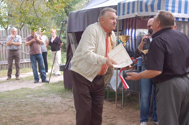 Prezes Klubu odbiera puchar za zwyci�stwo zespo�owe