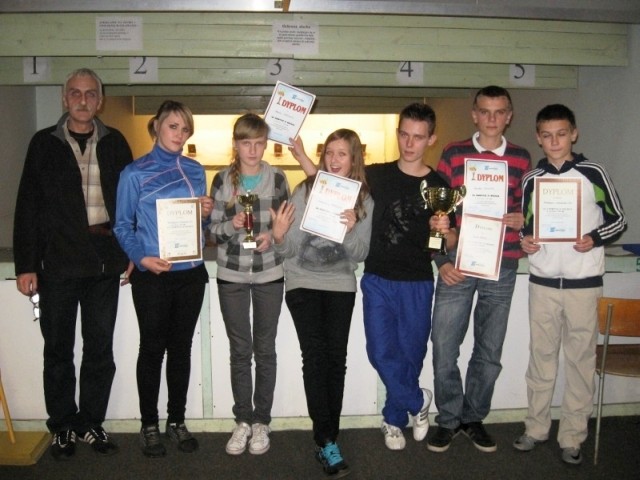 Zespo�y Gimnazjum w Ko�cielnej Wsi, od lewej; Mieczys�aw Wi�niewski - opiekun, Ma�gorzata Wdowczyk, Kinga Glapka, Krawczyk Magdalena, Albert Wo�niak, Dawid W�jcik i Patryk Skalski